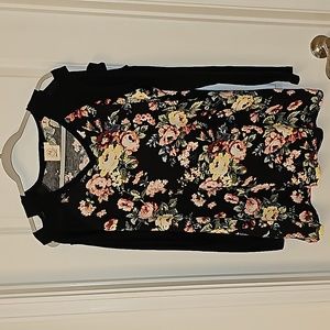 Womans Grace & Emma Peek A Boo Shoulder Floral Tunic Top. Size Large.